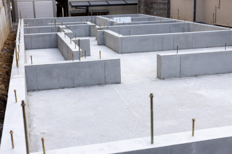住宅の基礎工事で知っておくべきこと。基礎の種類や特徴について解説 | 家・住宅購入とお金の相談窓口｜ライフコンシェルジュ